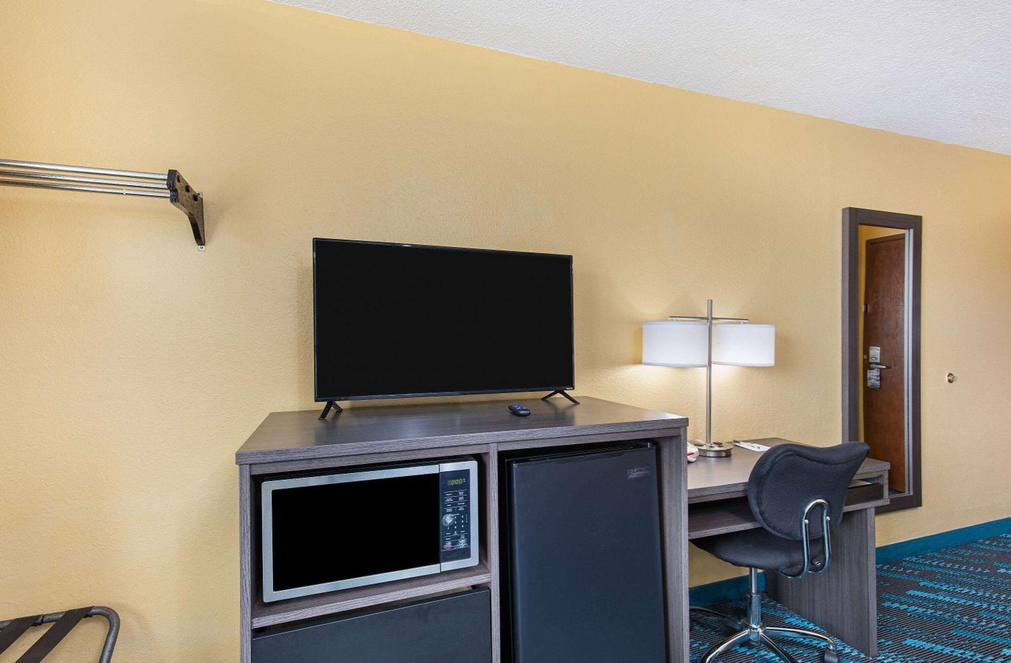 Super 8 By Wyndham Somerset Extérieur photo